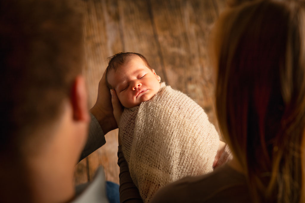 middle georgia newborn photographer. Newborn photo shoot with parents, newborn wrap